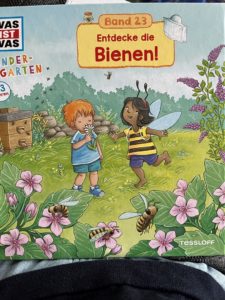 Read more about the article Lesenacht der Klasse 2 zum Thema „Die Biene“